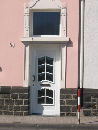 Haustür in weiß mit zehn Lichtausschnitten, Briefkastenschlitz und Vordach 