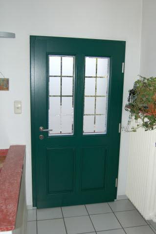 Haustür grün mit zwei Lichtausschnitten mit jeweils acht Milchglas-Ausschnitten 