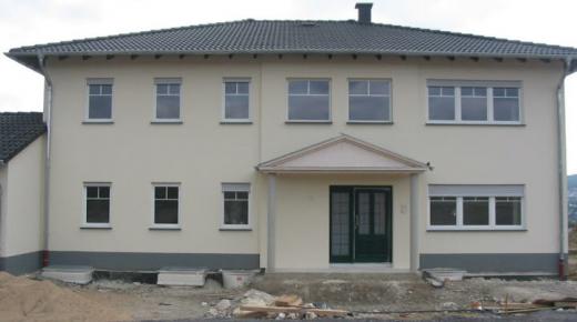 Einbau Fenster weiß und Haustür in anthrazit in Neubau