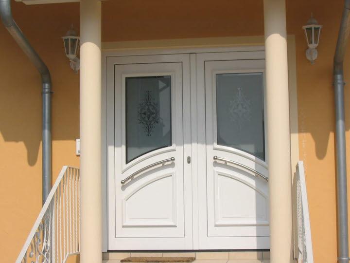 Doppelflügelige Haustür in weiß mit Milchglas-Lichtausschnitten mit Verzierungen